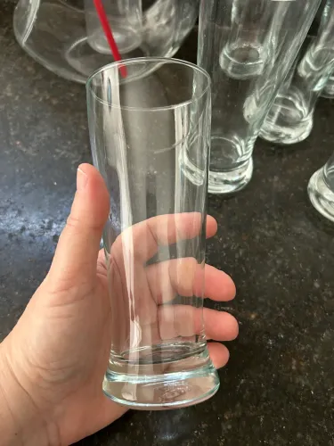 Copos tulipa e garrafa de suco
