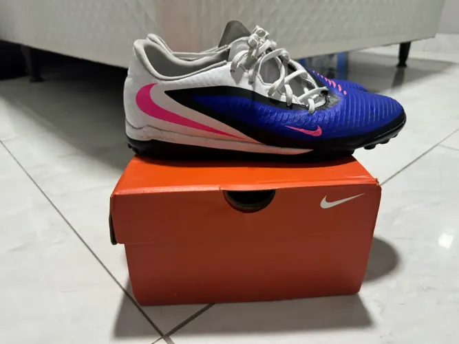 CHUTEIRA NIKE PHANTOM ACADEMY SOCIETY
