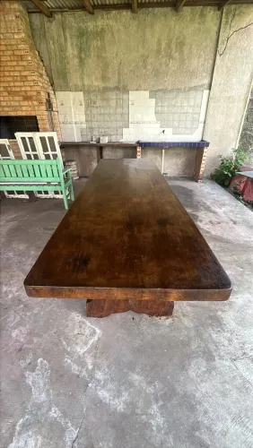 Mesa e cadeiras de madeira nobre