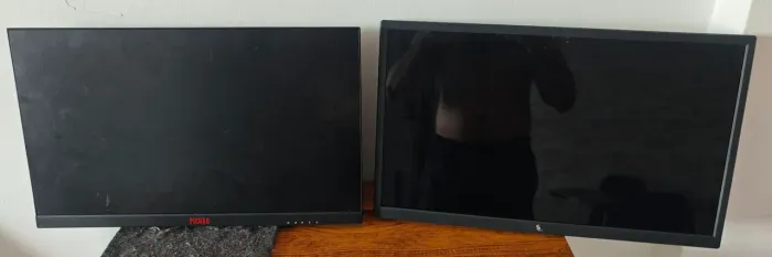 Vendo Monitores ambos com defeito - apenas para retirada de peças