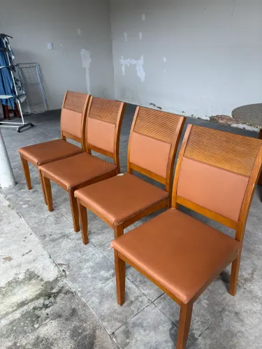 Vendo cadeiras de jantar semi nova 