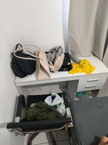 Escrivaninha mais cadeira