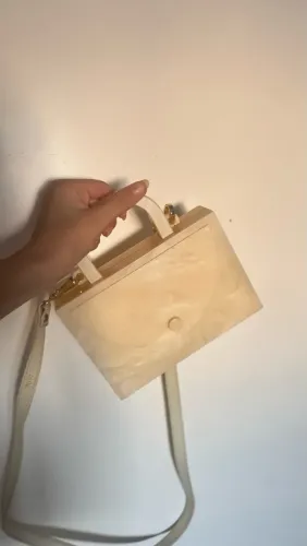 Bolsa de acrílico Estilé off white com espelho e alça de couro