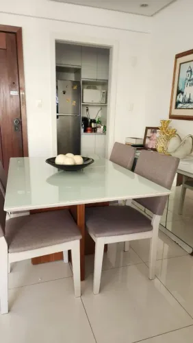 Mesa e armário