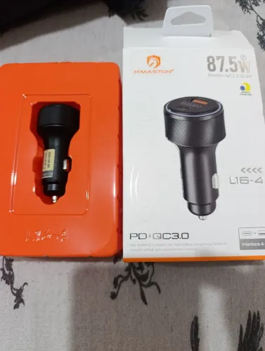 Este é um carregador veicular H'maston L15-4 com potência de 87.5W