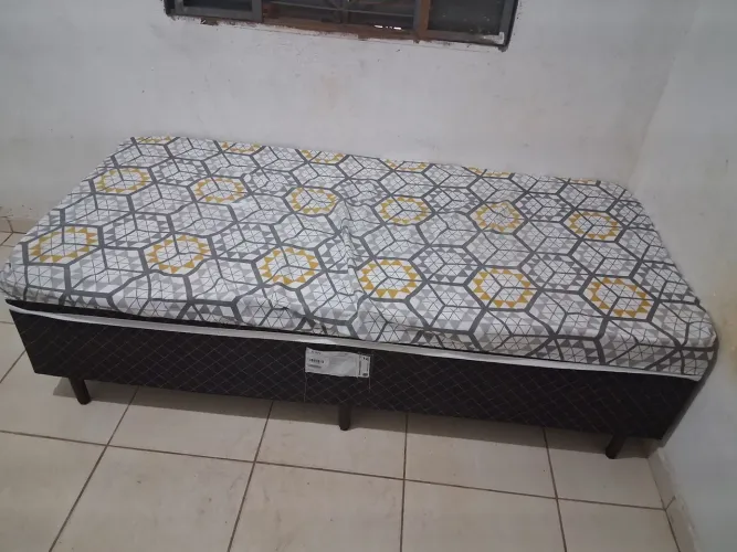 Cama  Box  Solteiro  semi nova pouco tempo de uso, 3 meses!