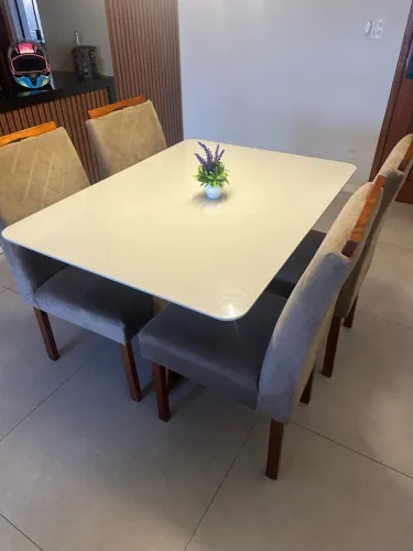 Mesa com 4 cadeiras