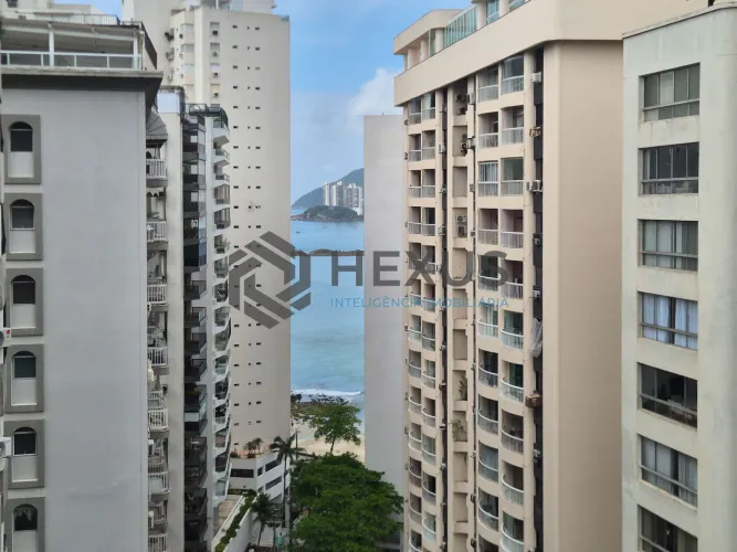 Apartamento reformado com varanda e vista mar na quadra mar da Praia das Pitangueiras, Gua