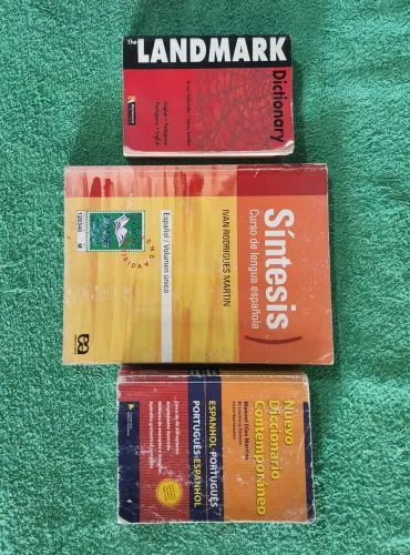 Livro Sínteses Volume Único e 2 Dicionários de língua estrangeira