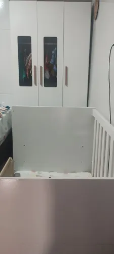Vende-se Roupeiro e Berço 3 em 1 Semi novos 