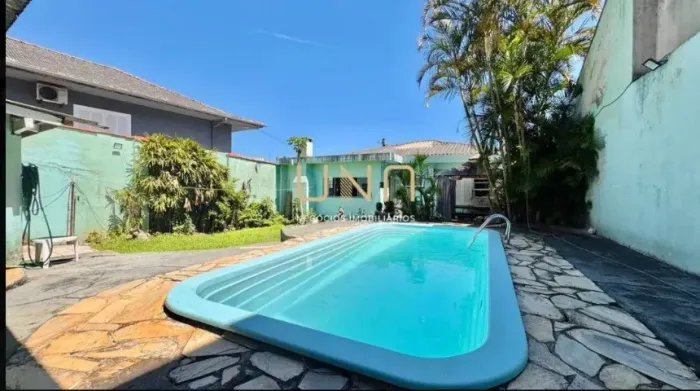 Casa na Costeira do Pirajubaé, com piscina e 2 quartos.