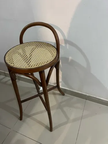 Lindo banco alto THONET de madeira e palhinha