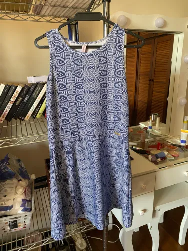 Vestido Azul e Branco com estampa geométrica abstrata