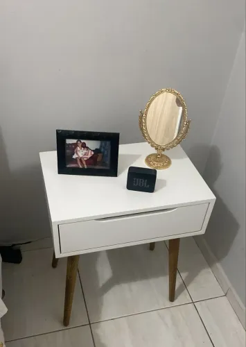 Vende-se mesa de cabeceira
