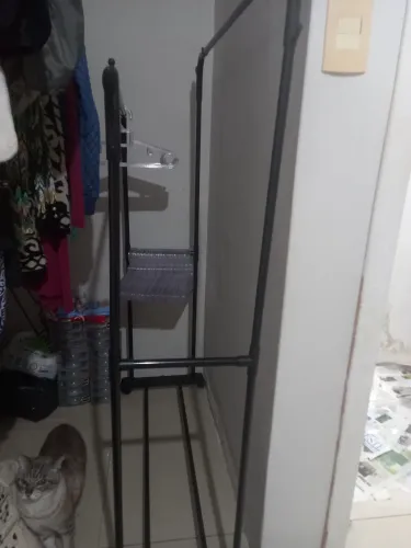 Arara com cabides leves e ideal para feiras