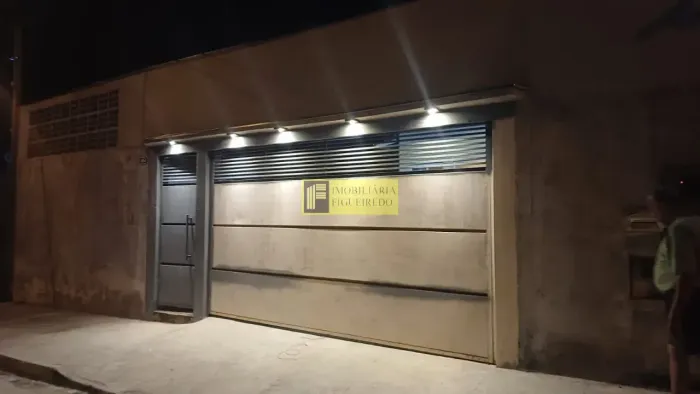 Casa para locação no Fraternidade com 2 quartos, 2 banheiros e 3 vagas de garagem.