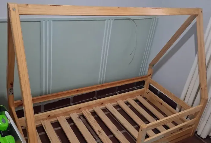 Cama montessoriana infantil