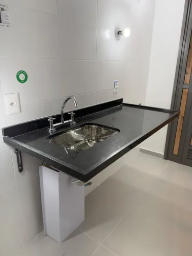 Pia de cozinha com Cuba e torneira.