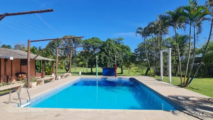 Sítio Itaboraí em Vila Rica com campo de futebol, piscina, salão de festas e casas.