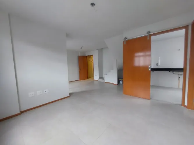 Cobertura duplex com 03 suítes, garagem para 02 carros e elevador no Morro da Glória