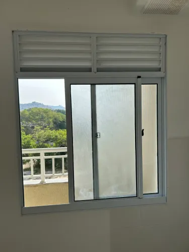 Janelas de alumínio com veneziana ? NOVAS Janelas de alumínio branco com veneziana, novas