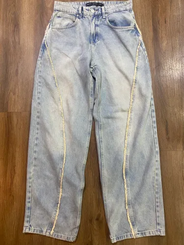 calça baggy em jeans detalhes desfiados