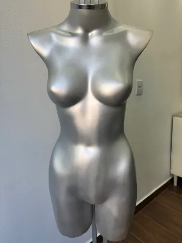 manequim de roupas com suporte