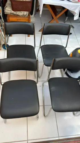 Cadeira estofada cromada em ótimo estado 