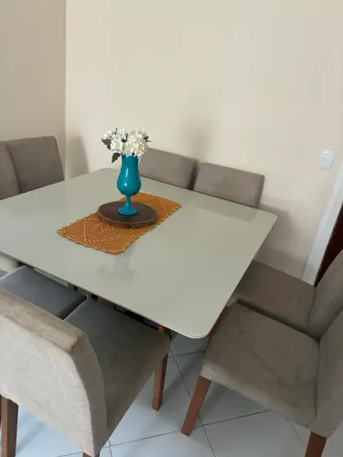 Mesa com 8 cadeiras de madeira