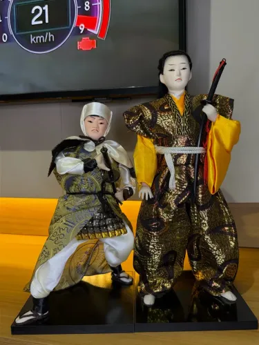 Bonecos japonês e katana