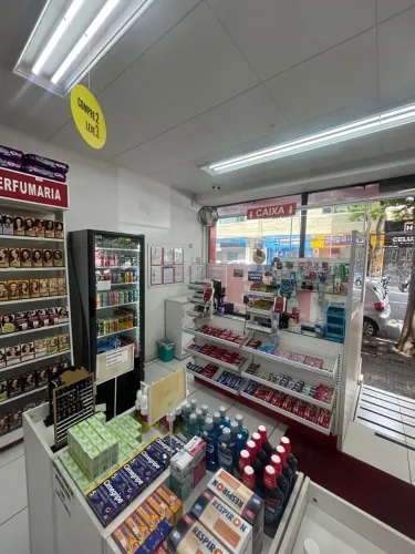 Estrutura completa de prateleiras, balcão e gondola para drogaria e farmacia