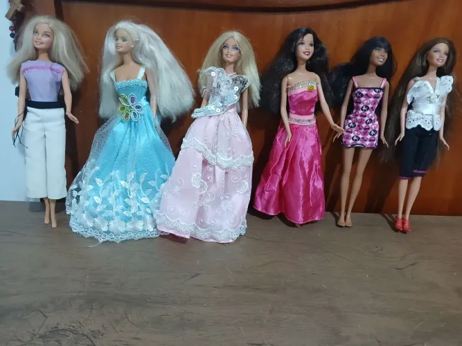 Lote de bonecas barbies ! Leia a descrição .