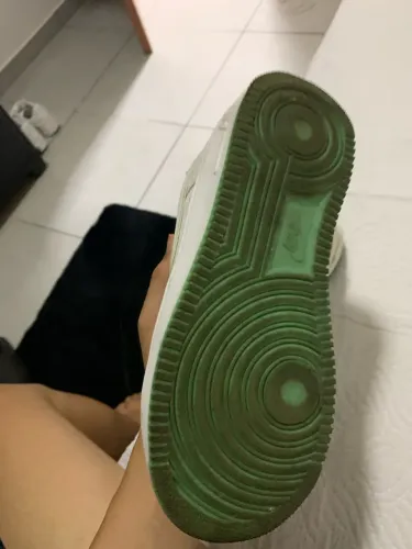 Air force primeira linha branco com verde só um pouco amarelado nas entradas