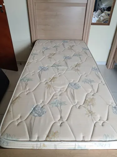 Cama de solteiro com colchão de espuma D28. 0,88x1,88