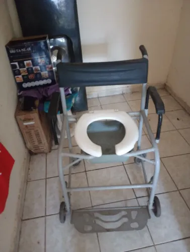 Cadeira de rodas para banho de pacientes