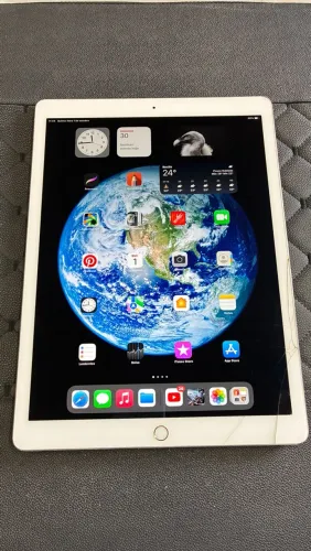 Vendo iPad Pro 12,9 polegadas, 1ª geração, com 128 GB de armazenamento, na cor dourada.