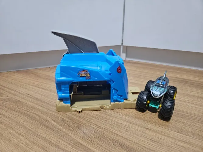 Lançador monster truck hot wheels com carrinho 