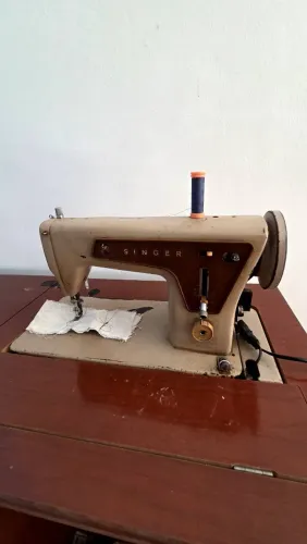 Máquina de costura com gabinete