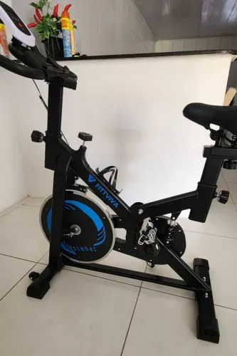 Bicicleta Spinning roda de inércia 20kg suporta até 120kg.