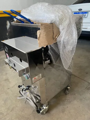 FRITADEIRA INDUSTRIAL RETANGULAR COM 2 CESTOS ÁGUA E ÓLEO
