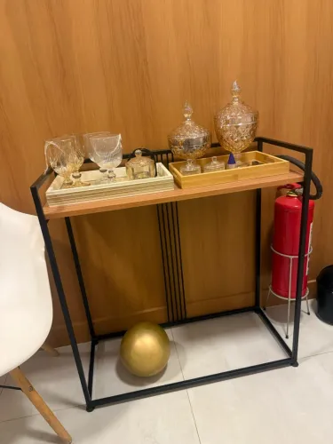 Aparador Buffet Moderno com Estrutura Preta e Tampo Amadeirado