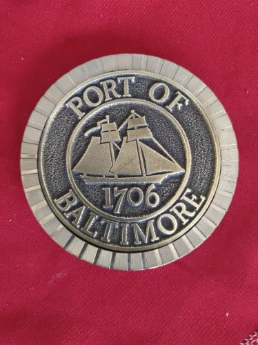 Peso de papel medalhão de metal vintage Port Of Baltimore 1706 montado 3-3/8 polegadas