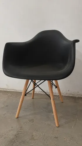 Cadeira Charles Eames Eiffel Com Braço Preta Pés Em Madeira