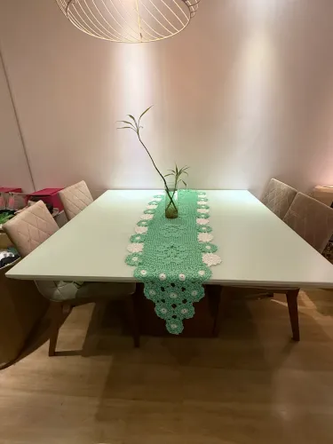 Mesa quadrada com tampo de vidro