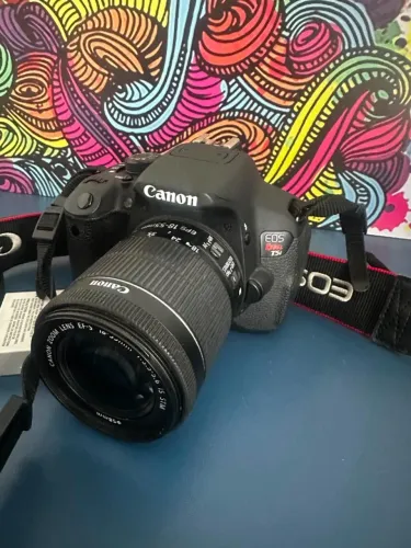 Canon T5i - com lente + bateria e carregador originais