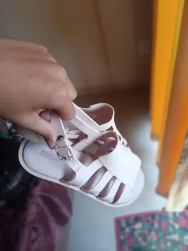 Vendo sandalias e tenis