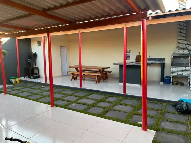 Casa toda murada com 2 vagas de garagem 2 quartos 2 banheiros com edícula e cisterna