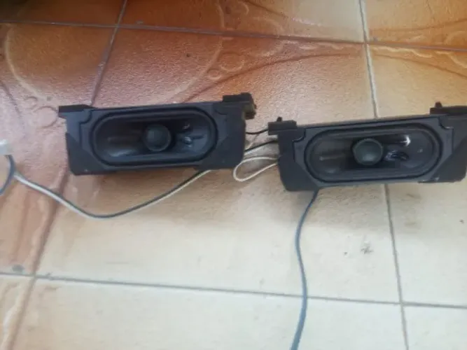 vende-se um par de alto falantes de tv multilaser tl012
