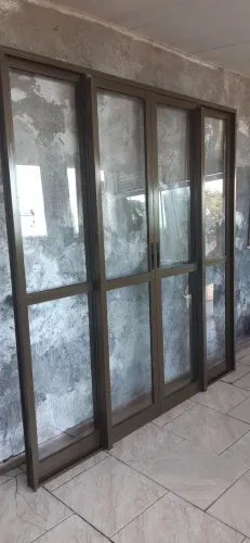 Porta  vidro aluminio  fechamento cor marrom tamanho 2.20 de largura por 2.30 a altura