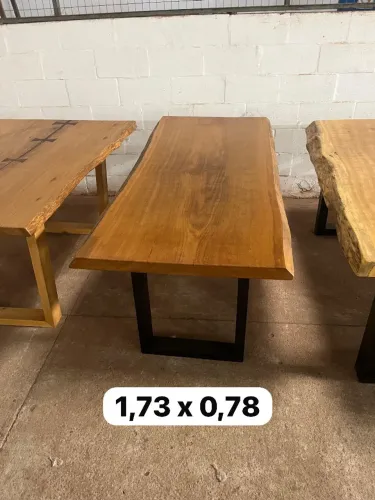 Mesa de pequiá com pés preto